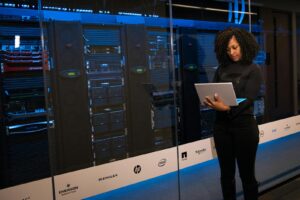 Des serveurs dans le datacenter d'un hébergeur web