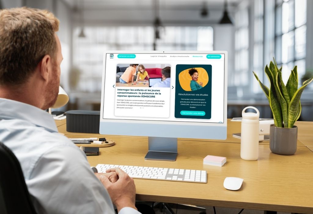 Aperçu du blog de startup R3m Score dans un écran d'ordinateur regardé par un visiteur du blog WordPress