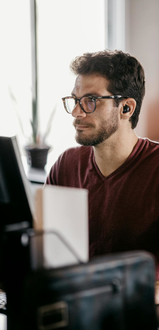 Déficient visuel qui travail sur un ordinateur pour illustrer l'accessibilité numérique